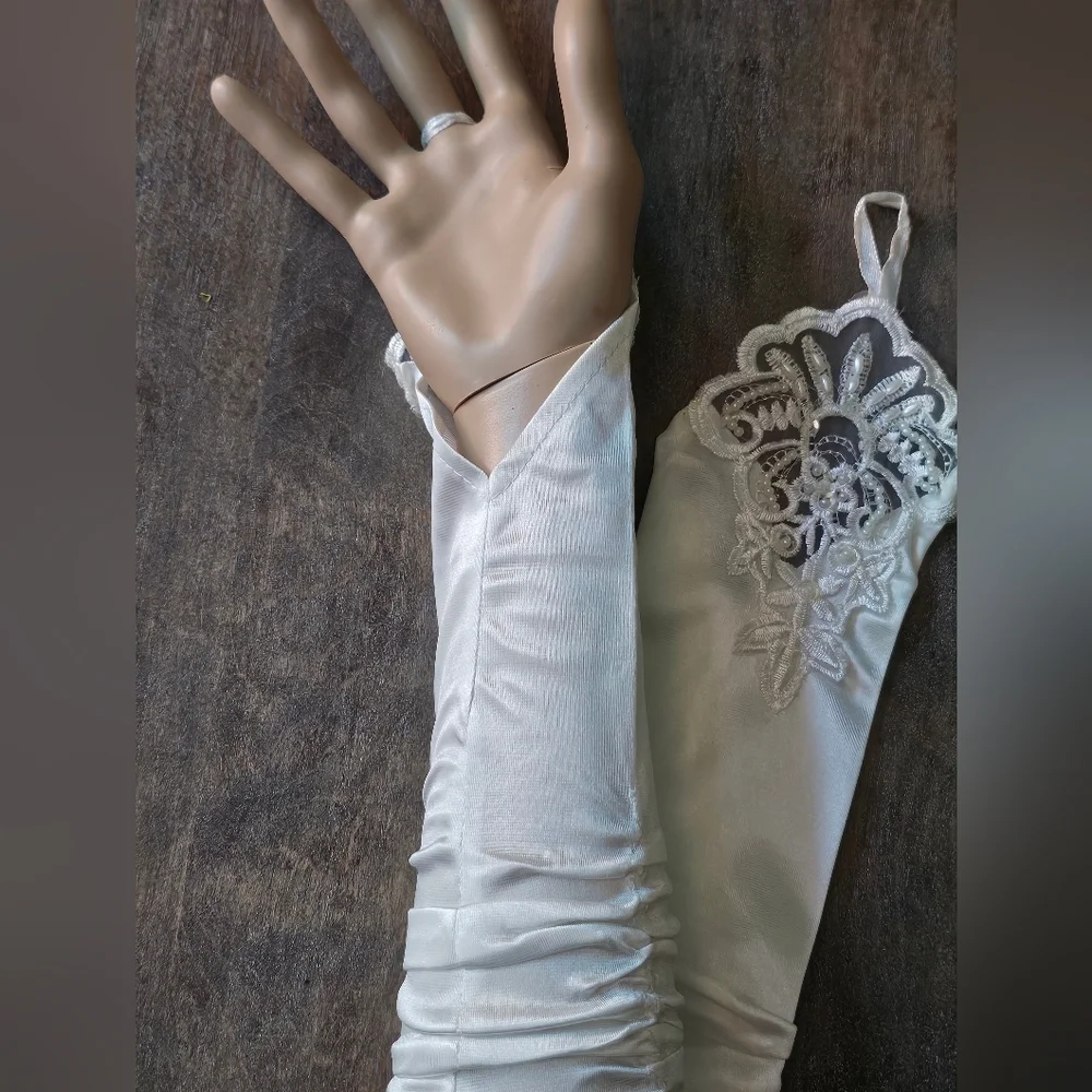 Elegant Bridal Rouched White Lace Fingerless Gloves